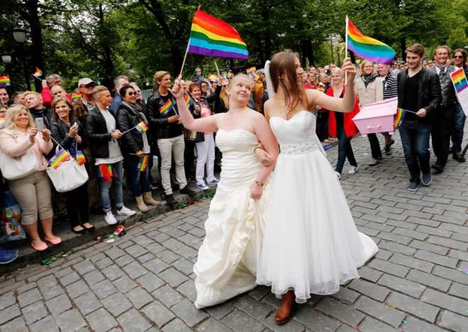 
<span>Los matrimonios lésbicos superan por primera vez a los gays en España</span>
