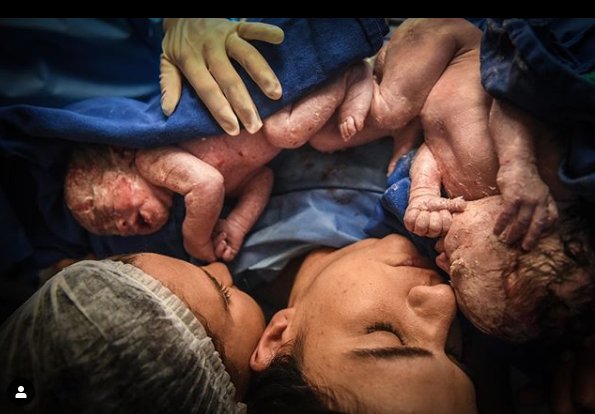 <span>La foto de una pareja de lesbianas amamantando a sus recién nacidos se hace viral</span>
