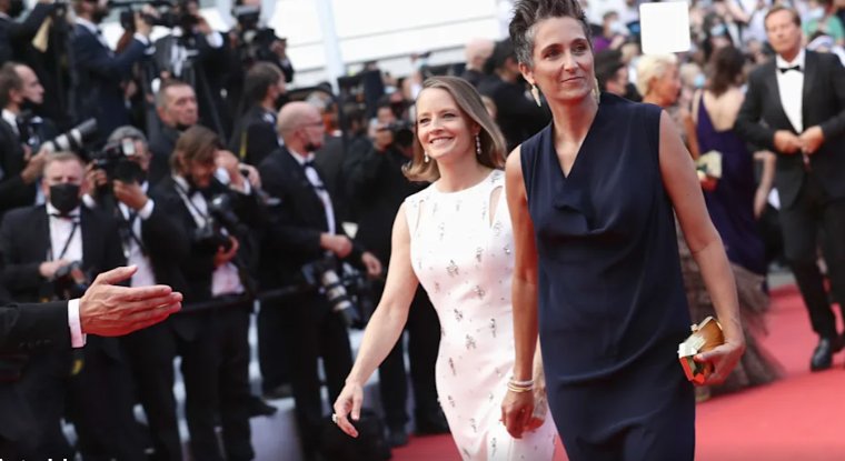 <span>Jodie Foster recibe la Palma de Oro en Cannes junto a su esposa Alexandra Hedison</span>
