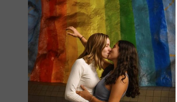 
<span>El 50% de las estudiantes de secundaria en Barcelona se declaran lesbianas o bisexuales</span>
