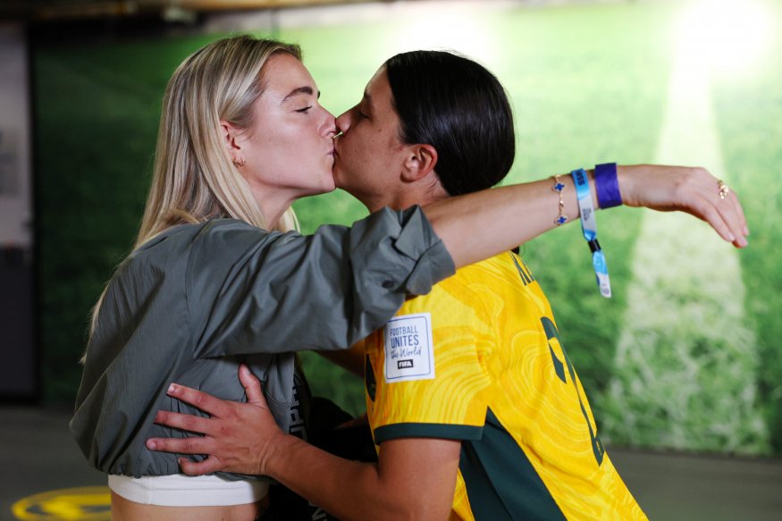 
<span>Sam Kerr y Kristie Mewis repiten beso vital en el Mundial de Fútbol</span>
