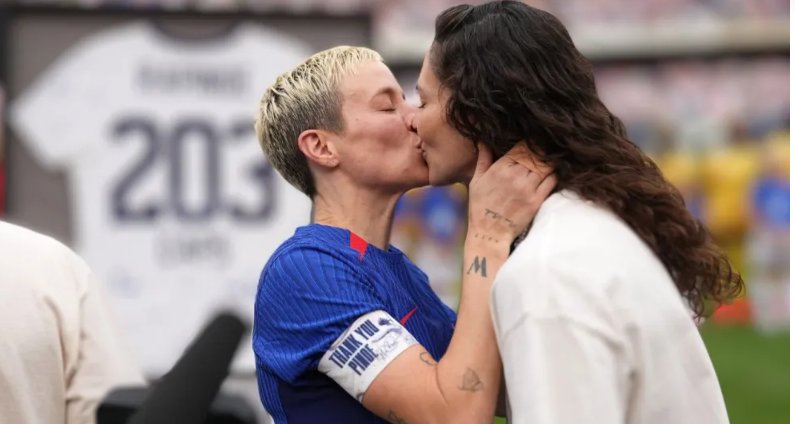 
<span>Megan Rapinoe se despide del fútbol con un beso a su novia y palabras a España</span>
