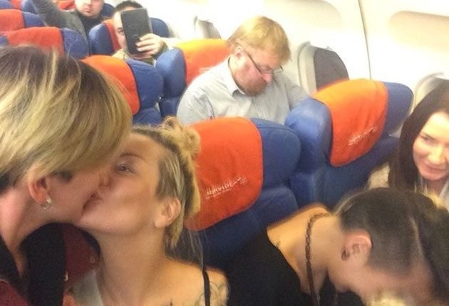 <span>Una pareja de lesbianas se besa frente al senador ruso que promovió la ley anti LGTB.</span>

