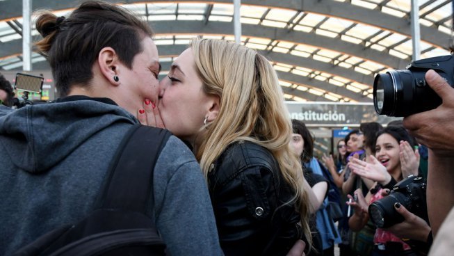 <span>Las llevaron al calabozo por besarse y Buenos Aires ha protestado hoy con una "Besada"</span>
