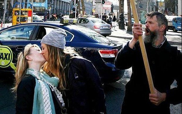 
<span>Un beso lésbico en protesta antigay se vuelve viral</span>
