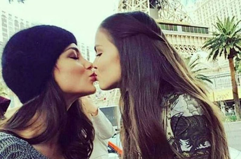 <span>Miss Austria y Miss Rusia se besan para protestar contra la homofobia</span>
