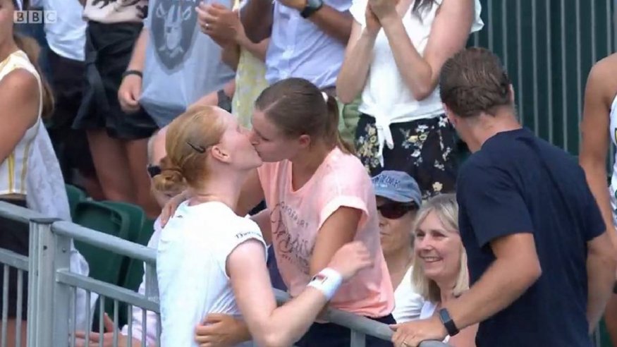 <span>Wimbledon se viste de Orgullo con el beso de Alison Van Uytvanck</span>
