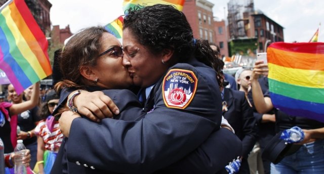 <span>La romántica pedida de mano de dos bomberas en el Orgullo de Nueva York</span>
