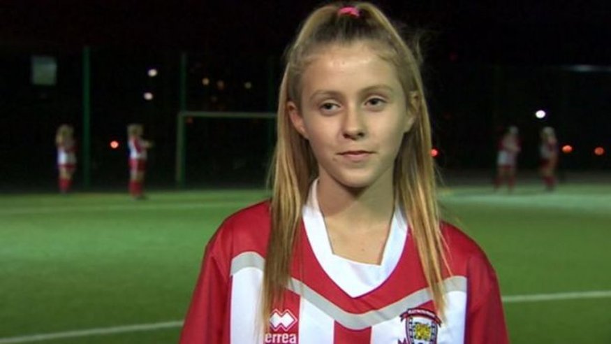 
<span>Niña de 13 años "Me tratan de lesbiana porque me gusta jugar al futbol"</span>
