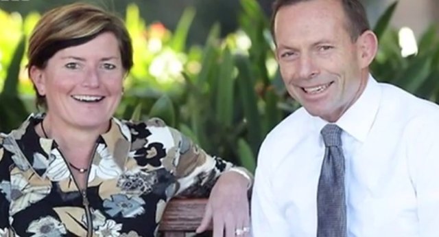 <span>Tony Abbott, ex primer Ministro australiano anti-LGTB acudió finalmente a la boda de su hermana lesbiana</span>
