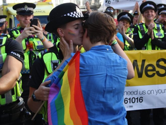 <span>La pedida de mano de una mujer a su novia policía en el Orgullo de Londres</span>
