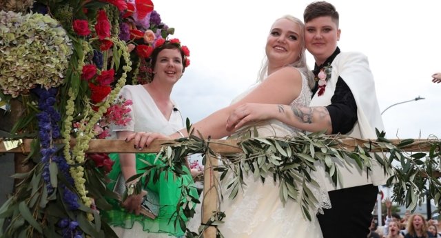 
<span>Una pareja de lesbianas se ha casado durante el Orgullo de Nueva Zelanda</span>
