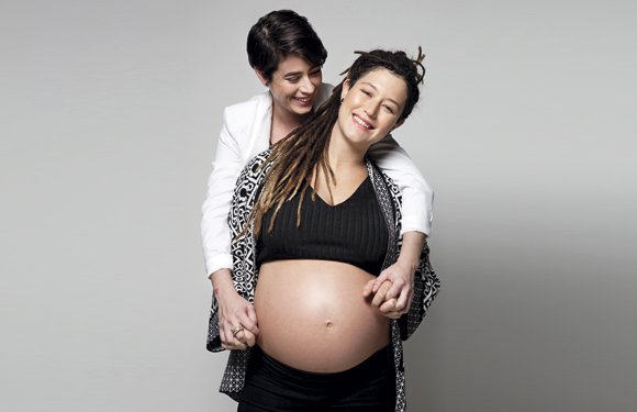 <span>Las imágenes de madres lesbianas embarazadas que enamoran en las redes</span>

