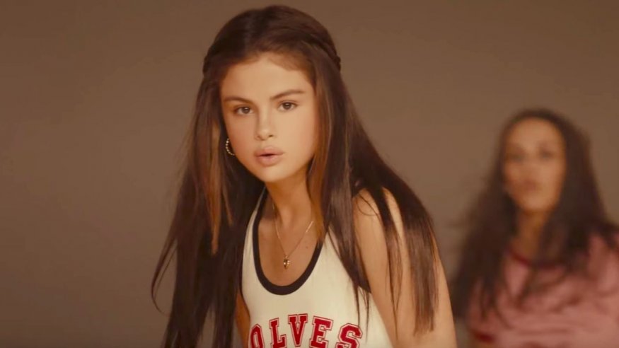 <span>Selena Gomez interpreta a una estudiante lesbiana en su nuevo videoclip</span>
