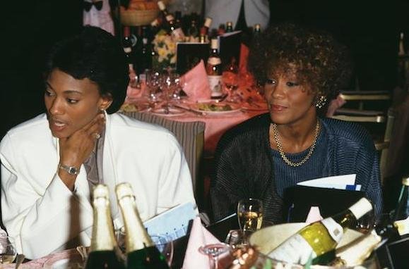 
<span>Bobby Brown confirma que Whitney Houston era bisexual</span>
