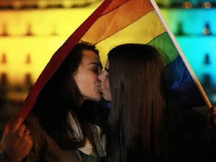 
<span>Pareja de lesbianas expulsada de un local de Sushi en Chile</span>
