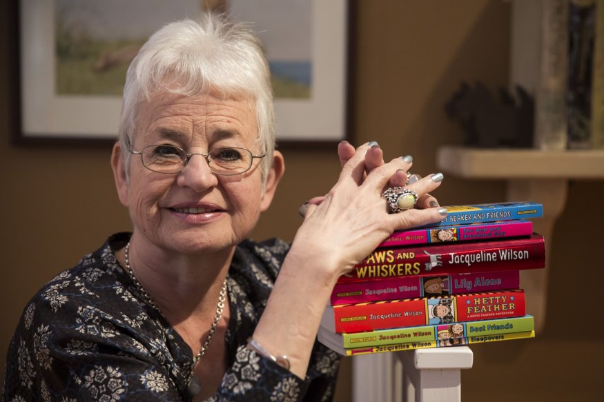 
<span>La autora de best seller infantiles Jacqueline Wilson lanza libro lésbico</span>
