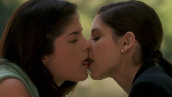 
<span>Las actrices de Crueles intenciones recrean su beso lésbico de esta divertidísima manera</span>
