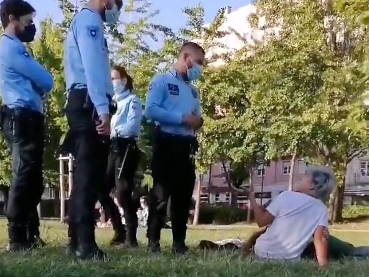 <span>Varios policías acosan a una pareja de lesbianas en un parque de Lisboa</span>
