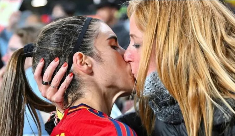 
<span>Con un besazo a su novia celebra Alba Redondo su gol en el Mundial de Fútbol</span>
