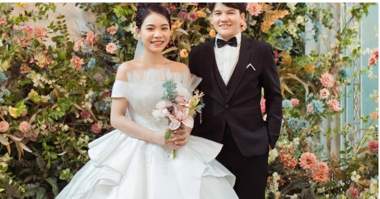 
<span>La estrella del fútbol vietnamita se casa con su novia</span>
