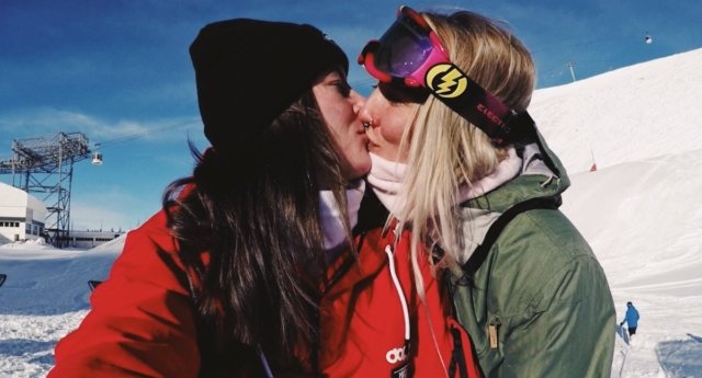 <span>La piloto Abbie Eaton besa a su novia contra la homofobia</span>
