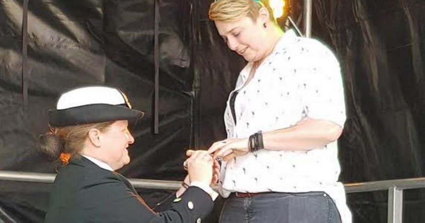 
<span>Ann Jones, Oficial de La Marina, le pide matrimonio a su chica en el Orgullo de Liverpool</span>
