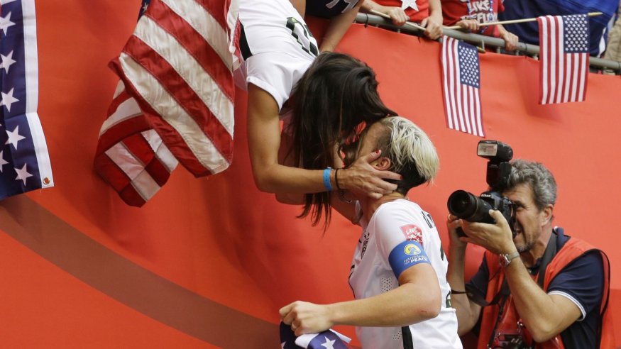 <span>El apasionado beso de Abby Wambach a su mujer tras ganar el Mundial de Fútbol se hace viral</span>
