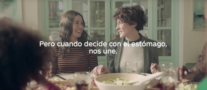 <span>Una pareja de lesbianas en el nuevo anuncio de Coca Cola</span>
