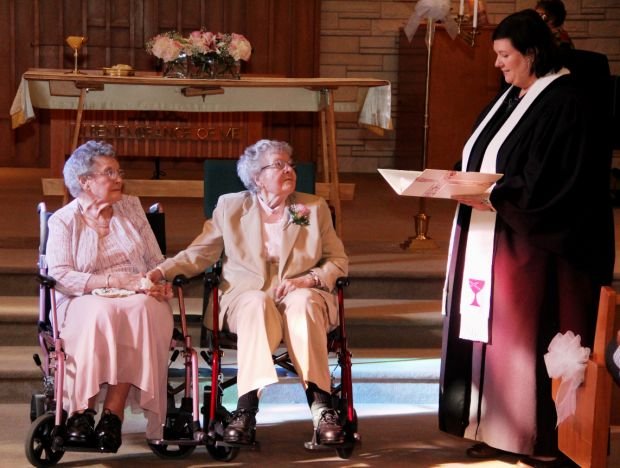 <span>Dos lesbianas se casan después de una relación de 72 años</span>
