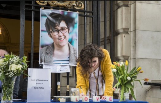 
<span>El funeral de la activista asesinada Lyra McKee celebra su vida</span>
