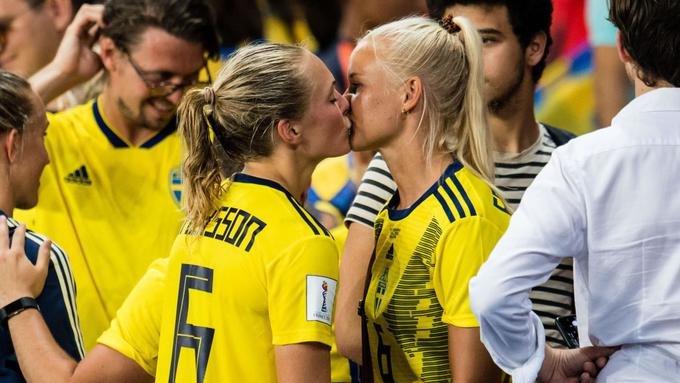 
<span>Magdalena Eriksson y Pernille Harder, una historia de amor del Mundial de Fútbol que se hace viral</span>
