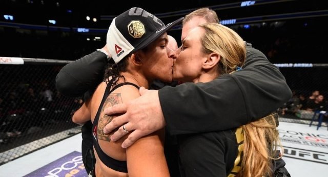 <span>Amanda Nunes, de nuevo campeona mundial, sella su victoria con este beso</span>
