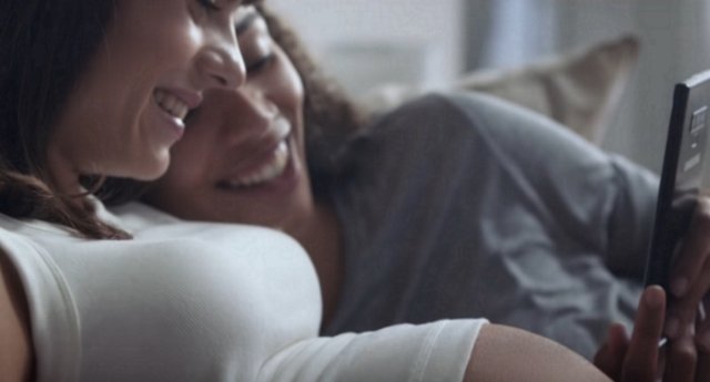<span>Dos madres lesbianas en el nuevo anuncio de Samsung</span>
