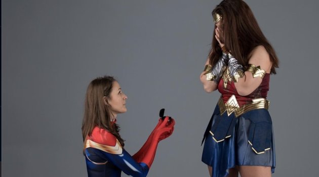 <span>La romántica pedida de mano de la Capitana Marvel a Wonder Woman y una singular historia de amor</span>
