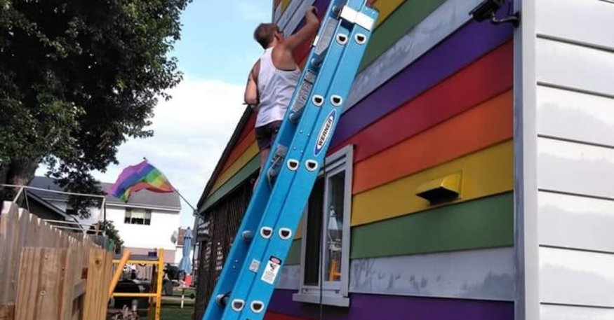 <span>Una pareja de lesbianas pinta su casa como la bandera LGTB para luchar contra el acoso de un vecino</span>
