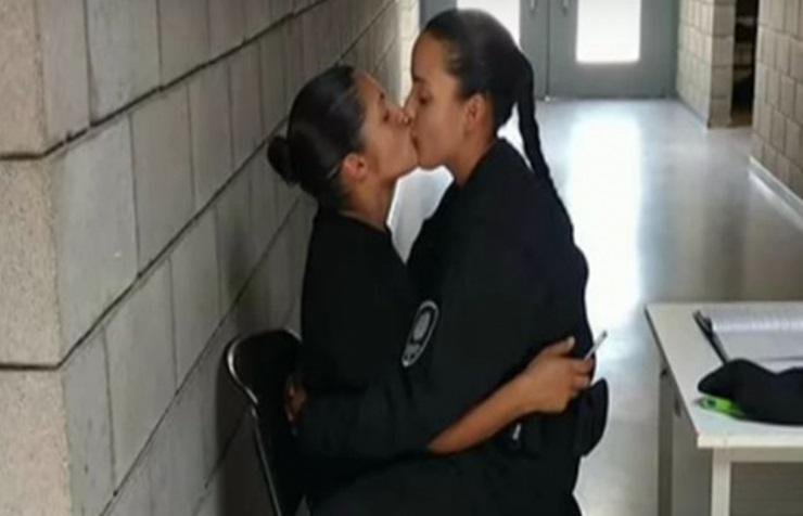 <span>Dos policías lesbianas expulsadas por un beso</span>
