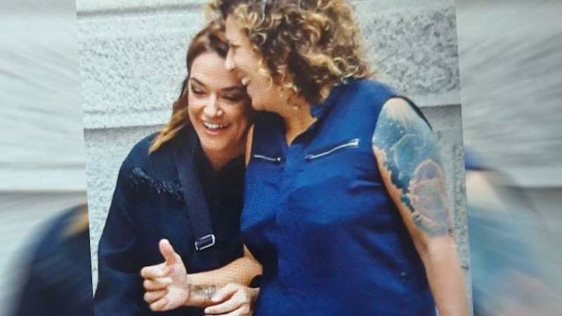 <span>La cantante Rosana y Toñi Moreno, acarameladas por Madrid</span>
