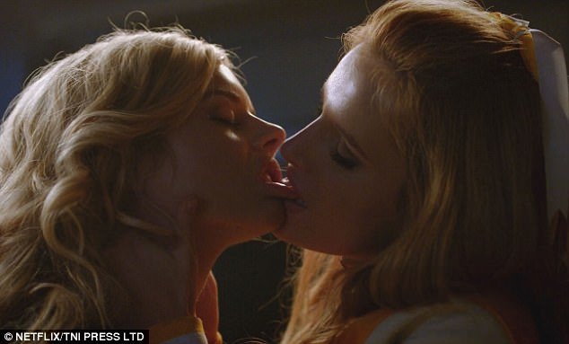 <span>La sensual escena lésbica de Samara Weaving y Bella Thorne  que ya podemos ver en Netflix</span>
