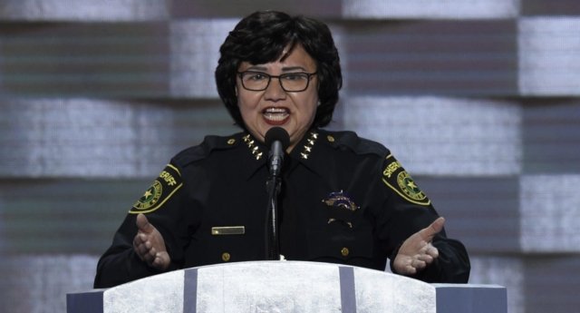 
<span>Conoce a la sheriff lesbiana que se está enfrentando a un gobernador anti-gay</span>
