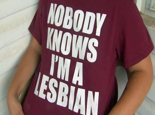 <span>Una estudiante es expulsada del instituto por declararse lesbiana a través del mensaje de una camiseta</span>
