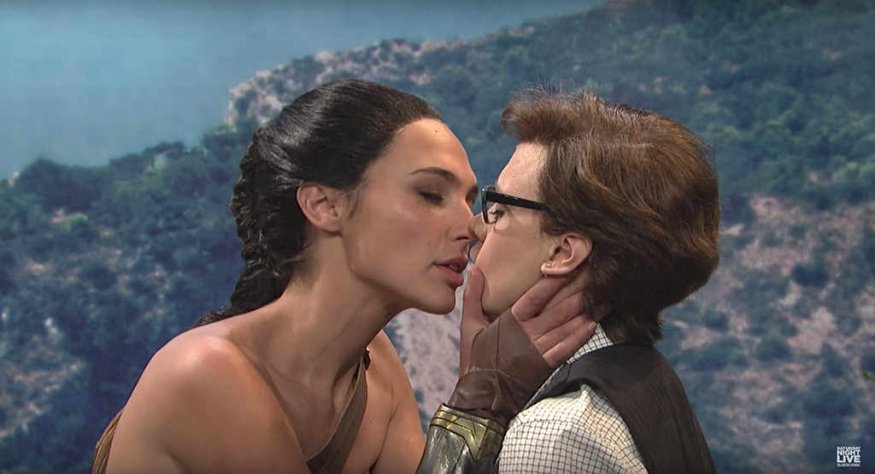 <span>Wonder Woman por fin besa a una mujer...¡y vaya beso!</span>
